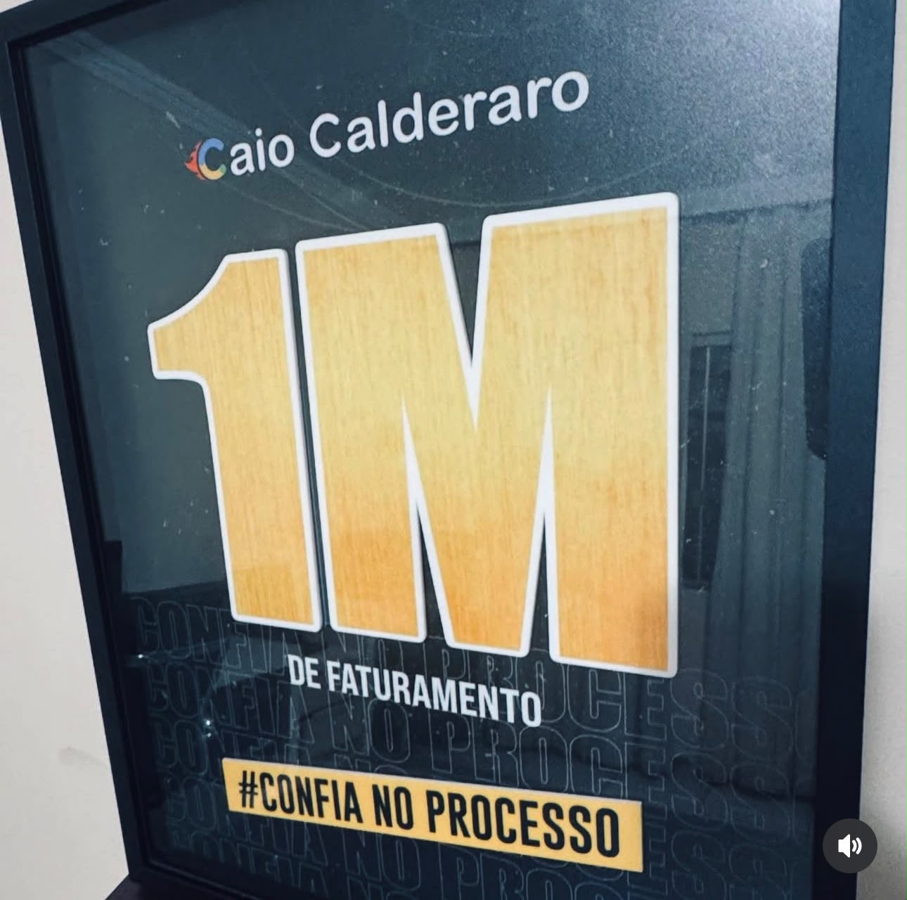 Placa de 1 milhão de faturamento da Lidiane