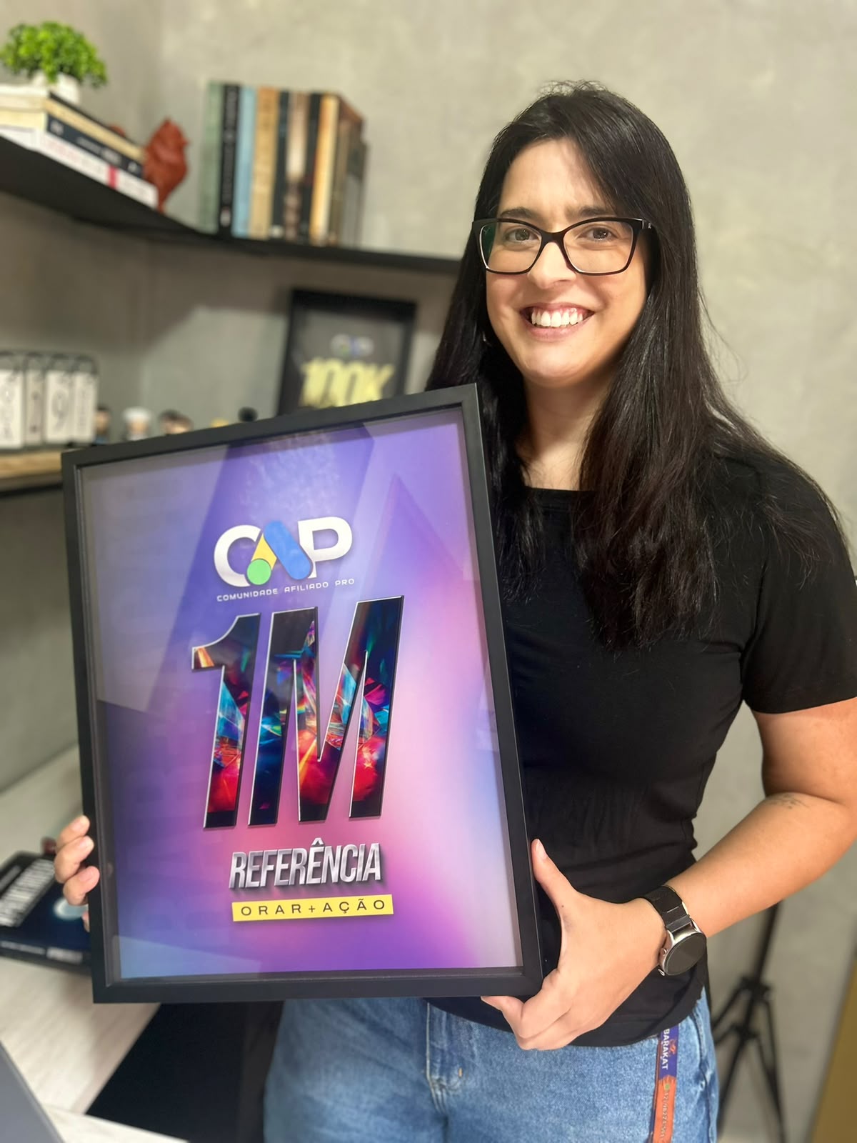 Suellen com a placa de 1 milhão
